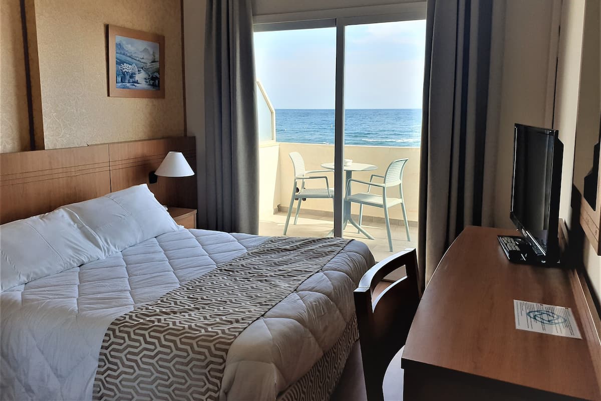Habitación doble, varias camas, vista al mar | Escritorio, cunas, camas extra y wifi gratis