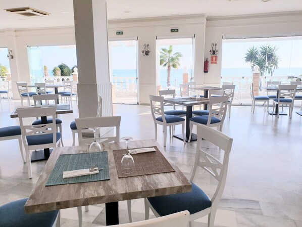 Breakfast, lunch and dinner served