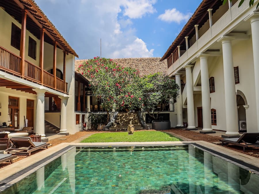 Piscina externa, espreguiçadeiras