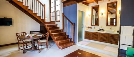 Loft, 1 trĂšs grand lit, vue piscine | Salle de bain | Articles de toilette gratuits, sĂšche-cheveux, peignoirs, chaussons