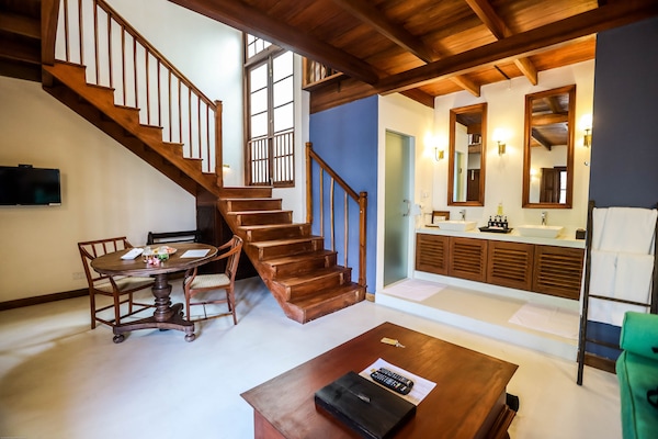 Loft, 1 Tempat Tidur King, pemandangan kolam renang | Kamar mandi | Perlengkapan mandi gratis, pengering rambut, jubah mandi, dan sandal