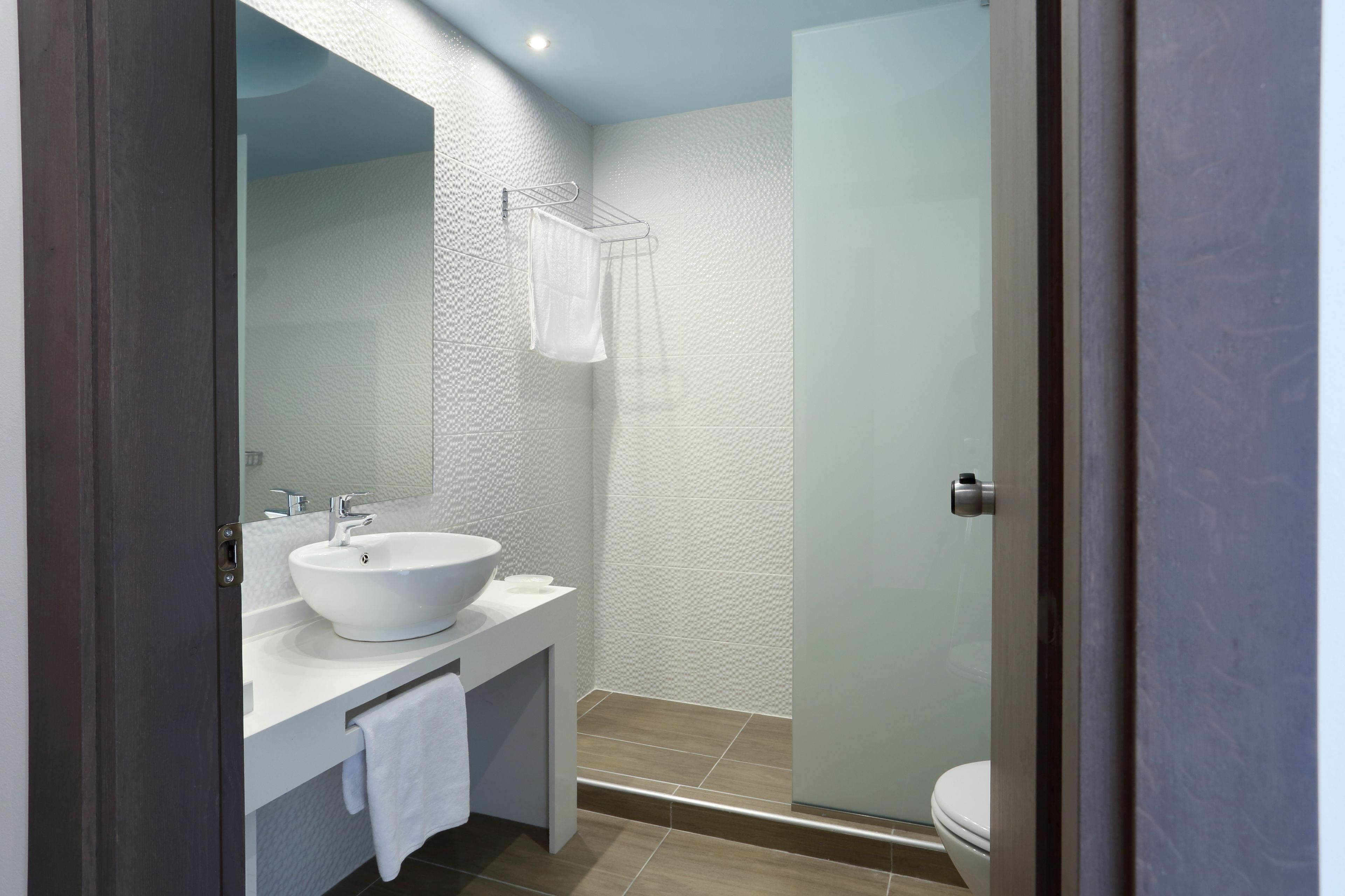 Artículos de tocador de diseñador, secador de pelo, toallas