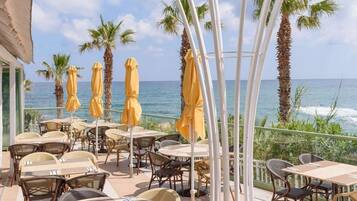 3 restaurants; breakfast, lunch and dinner served