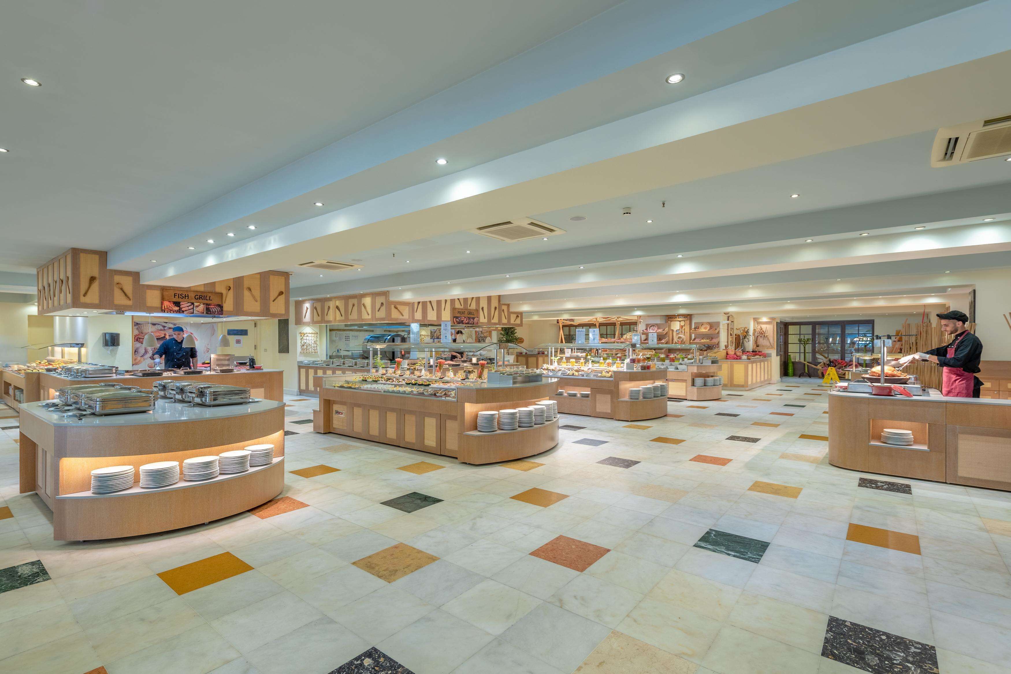 5 bars/lounges, lobby lounge