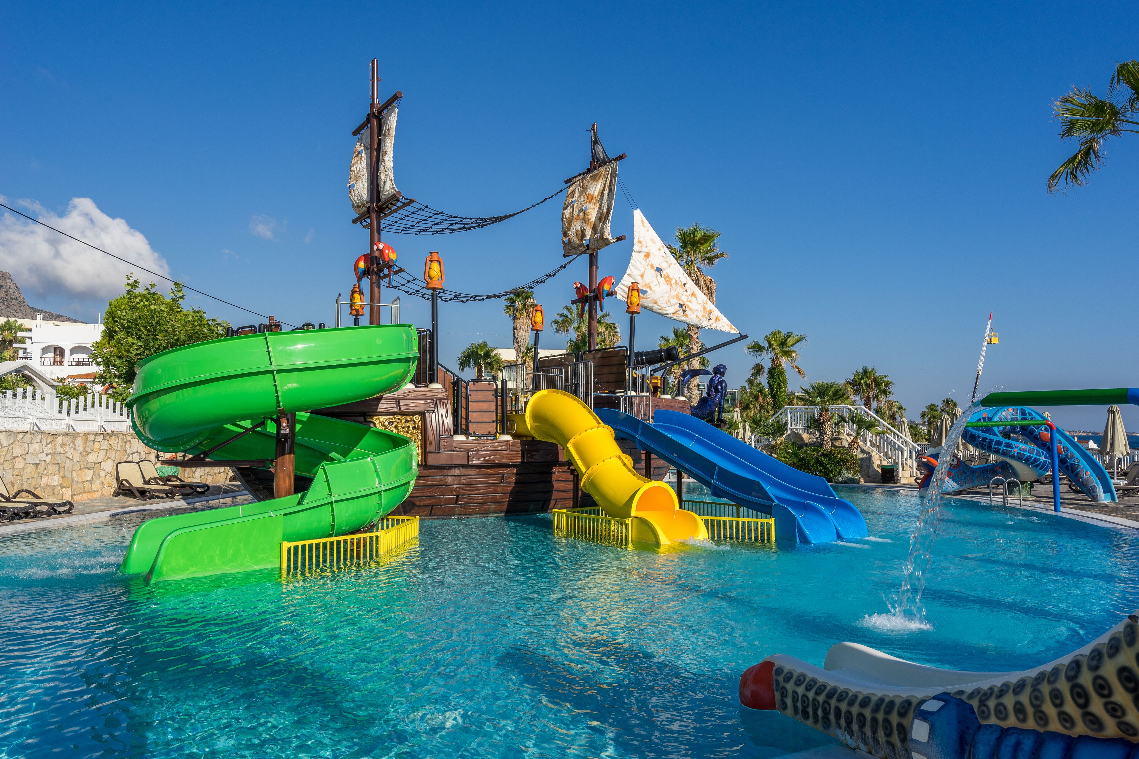 Een waterpark met glijbanen en een zwembad.