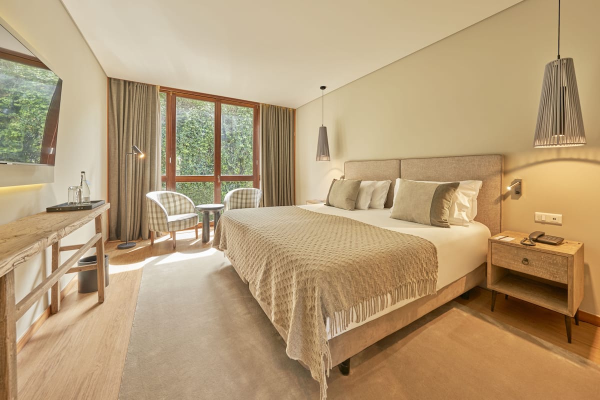 Hypoallergeen beddengoed, een minibar, een kluis op de kamer, een bureau