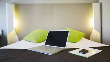 Premium bedding, desk, blackout drapes, free cribs/infant beds