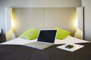 Ropa de cama de alta calidad, escritorio y cortinas blackout