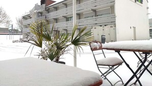Un hotel con fachada blanca, varios balcones y un letrero que dice "Campol".