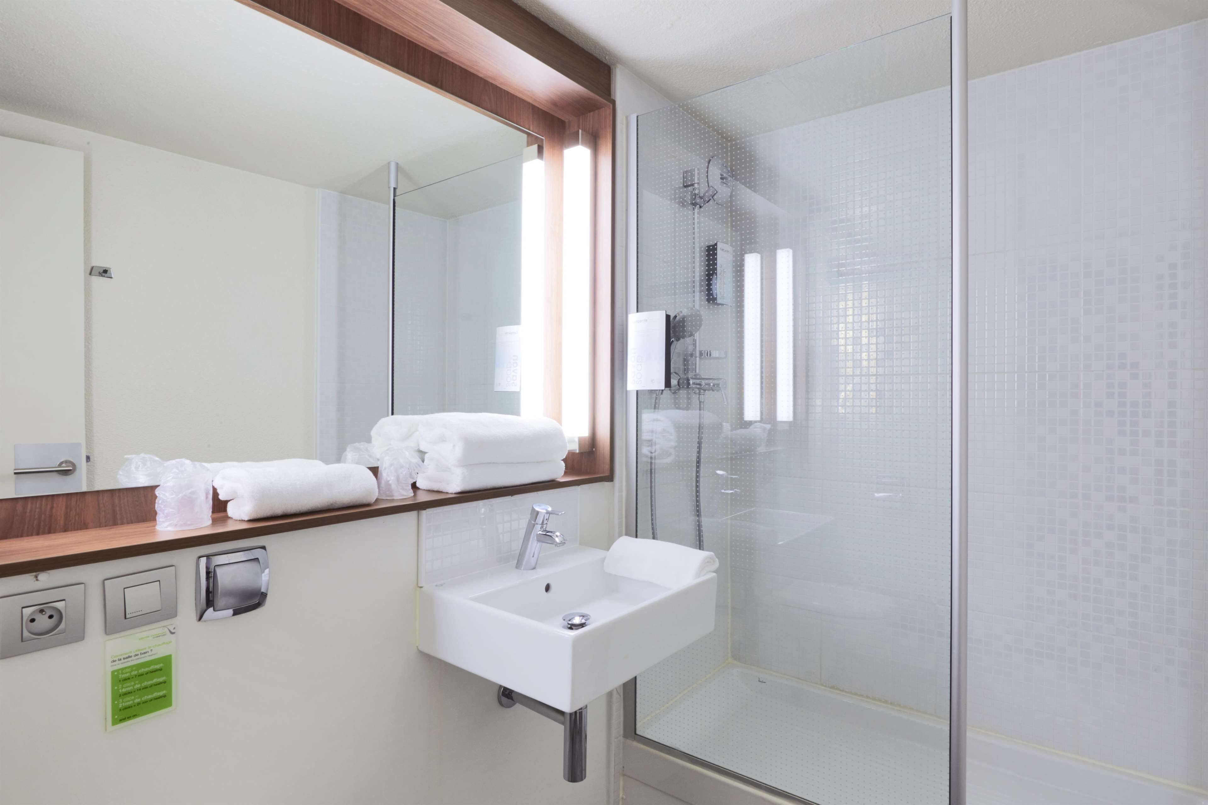 combined shower/bathtub, eco-friendly toiletries, hair dryer, towels