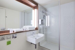 Combined shower/tub, eco-friendly toiletries, hair dryer, towels - Campanile Chambery (Chambery)