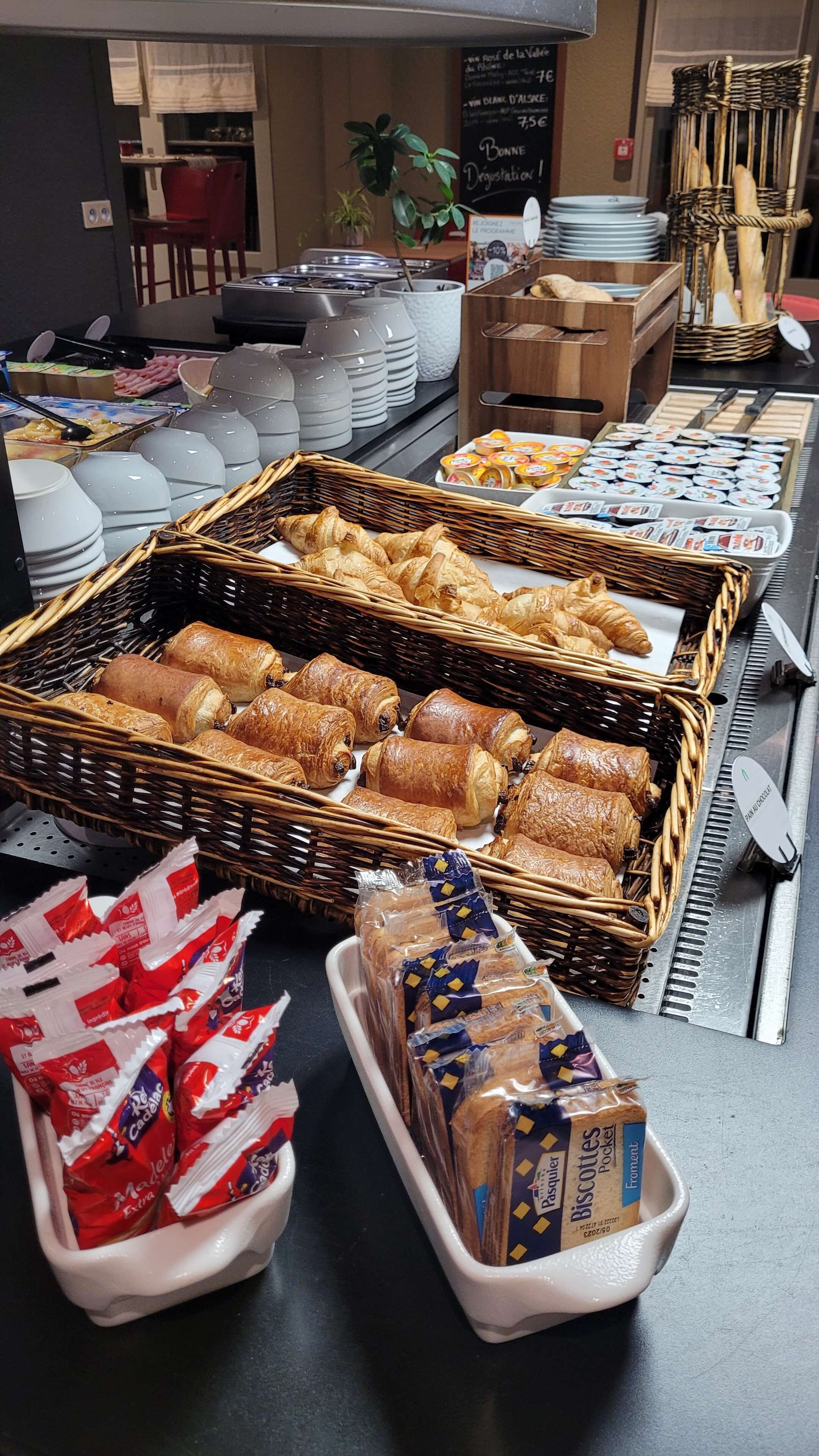 breakfast and dinner served, french cuisine