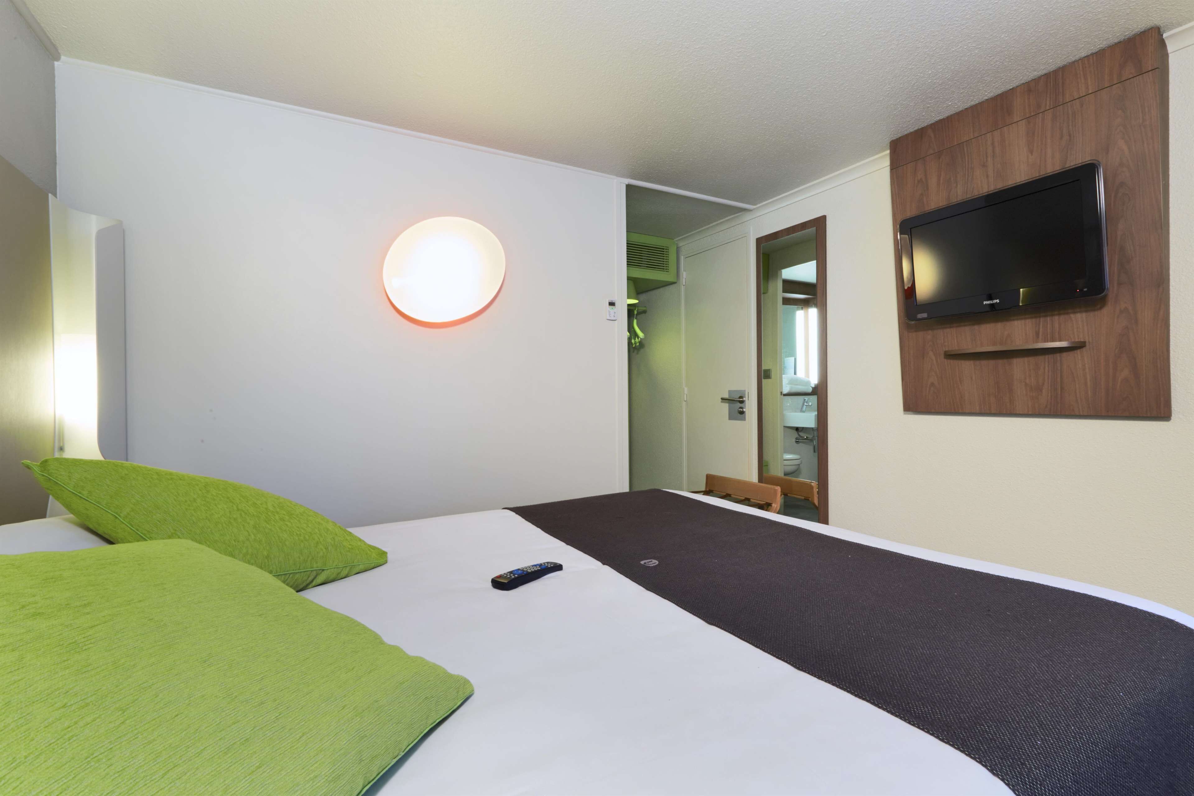 premium bedding, desk, blackout curtains, free cots/infant beds