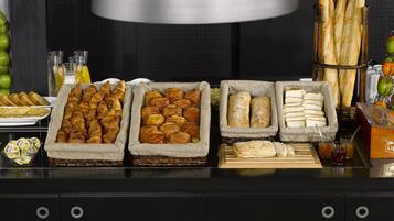 Café da manhã com buffet todos os dias (EUR 13.5 por pessoa)