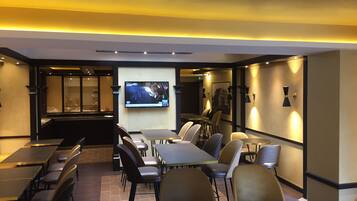 Se ofrece un desayuno bufé (14 EUR por persona)