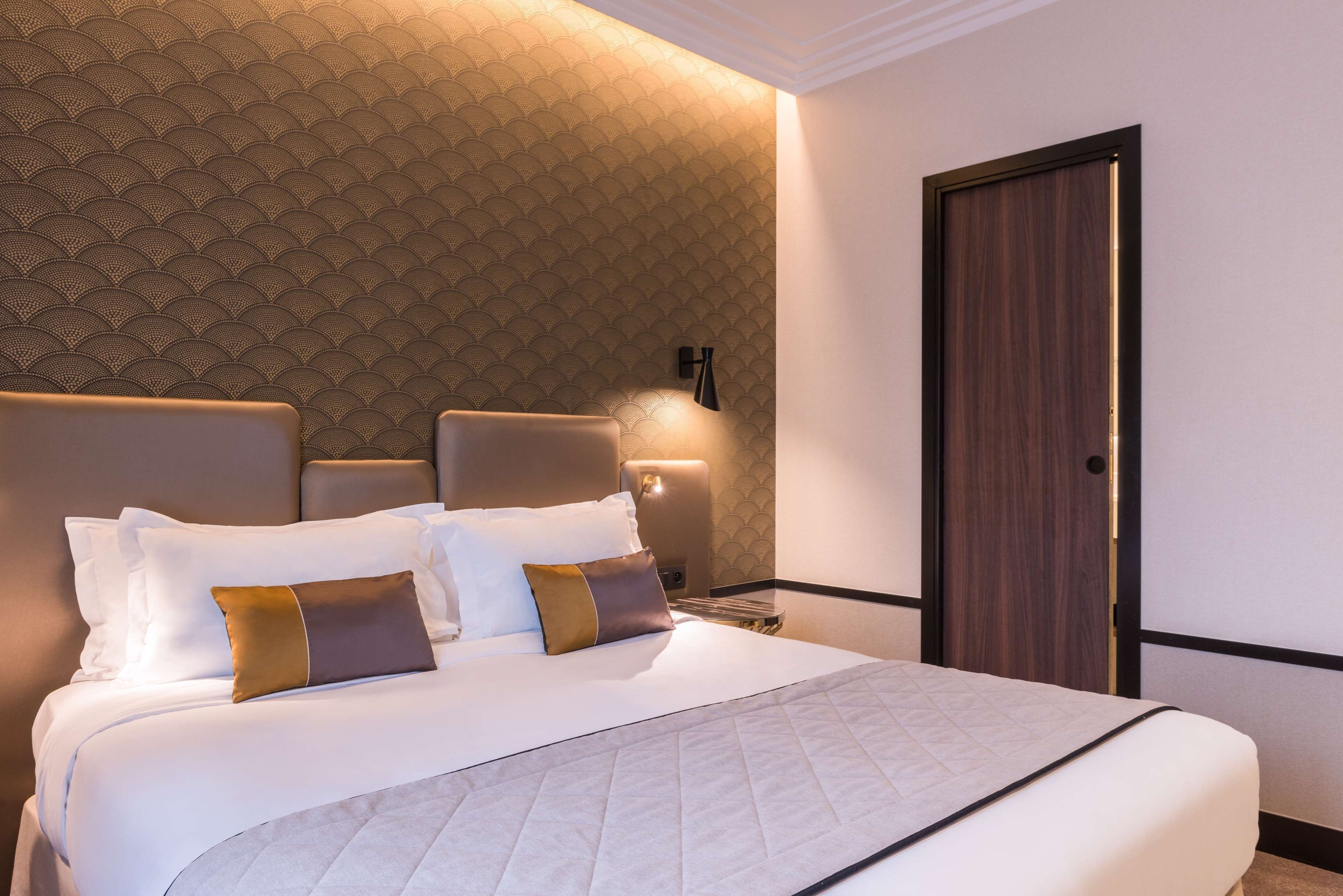 standard room, 1 double bed, non smoking | premium bedding, minibar, in-room safe, desk