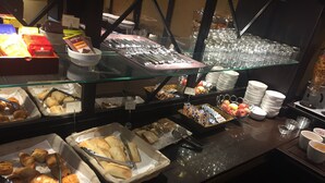 En buffet med forskellige retter og bestik.