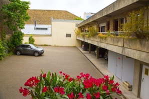 Parking sans voiturier (16 EUR par nuit)