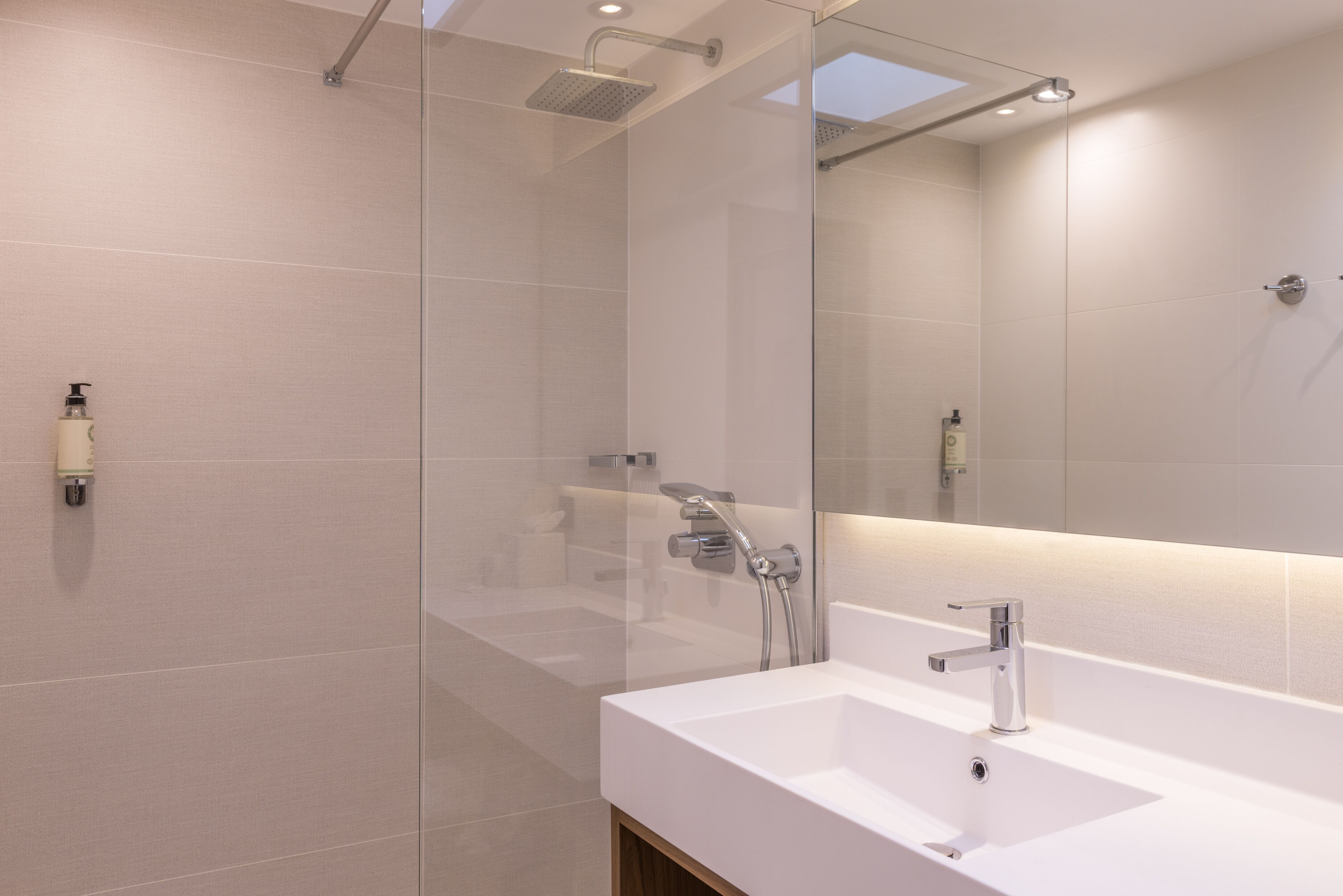 rainfall showerhead, hair dryer, towels