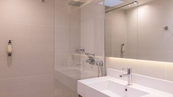 Cabezal de ducha tipo lluvia, secador de pelo y toallas