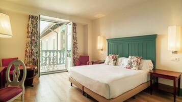 Rom – premium, balkong | Safe på rommet, skrivebord, blendingsgardiner og lydisolert