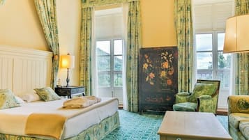 Rom – grand | Safe på rommet, skrivebord, blendingsgardiner og lydisolert