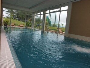Indoor pool, pool loungers - Palacio Urgoiti (Mungia)