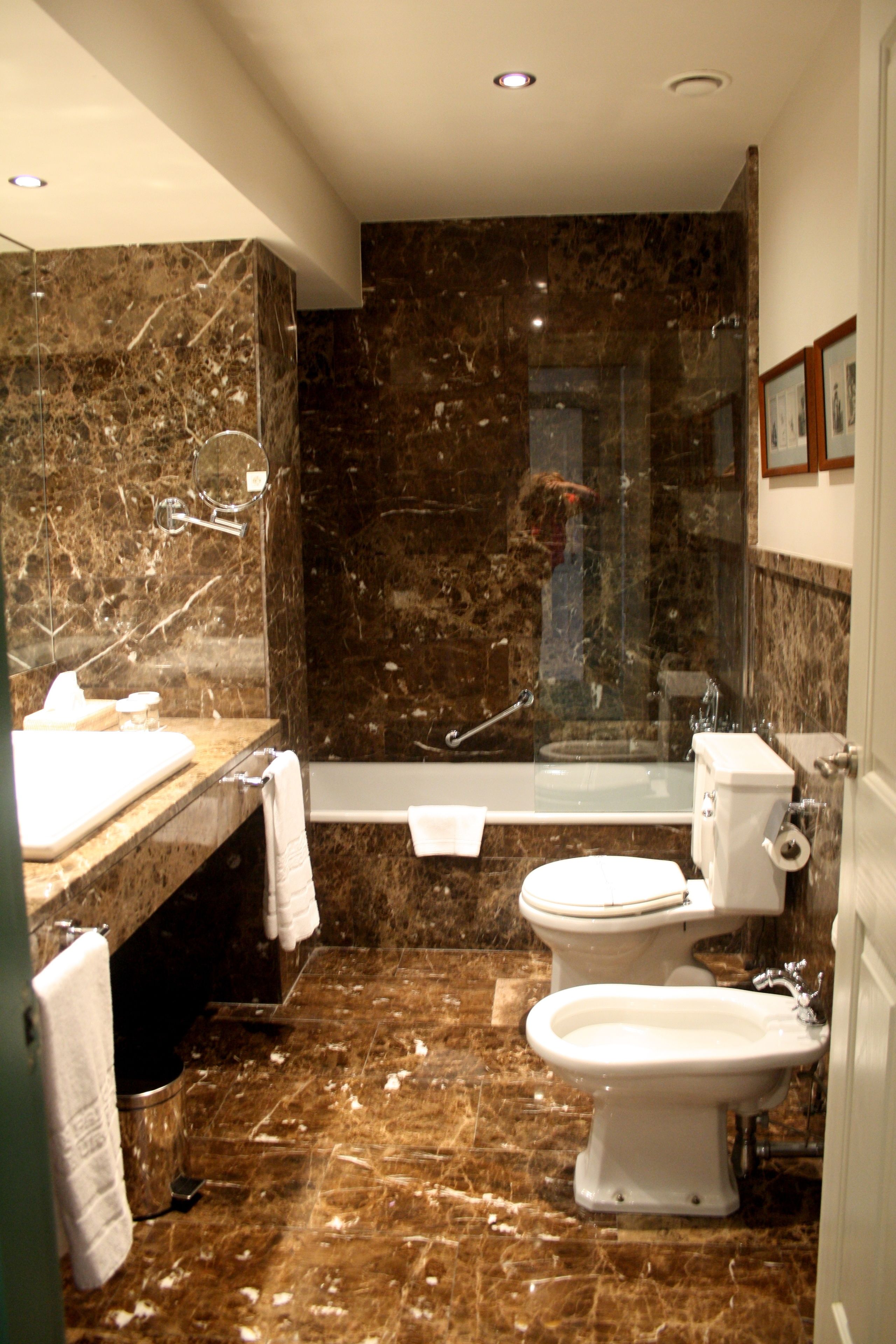 combined shower/bathtub, free toiletries, hair dryer, bidet