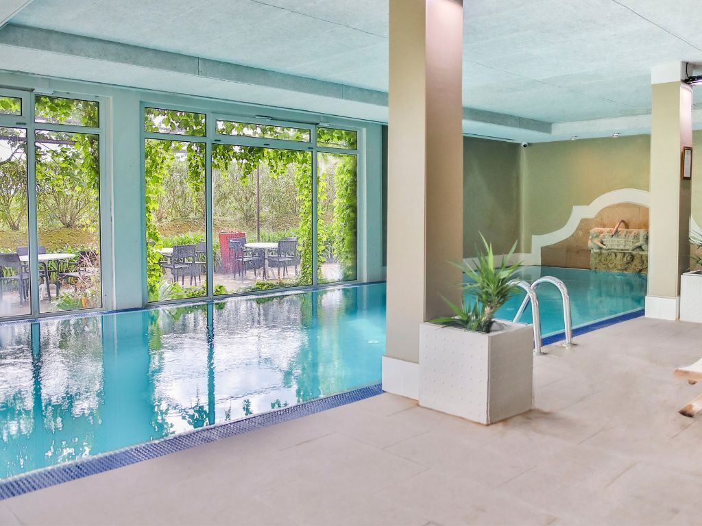 Inomhuspool och solstolar