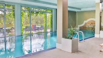 Inomhuspool och solstolar