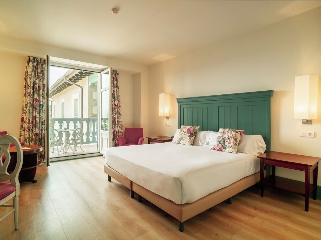 Premium-Dreibettzimmer | Zimmersafe, Schreibtisch, Verdunkelungsvorhänge, schallisolierte Zimmer