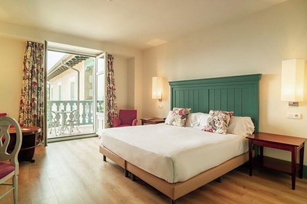 Caja de seguridad en la habitación, escritorio y cortinas blackout