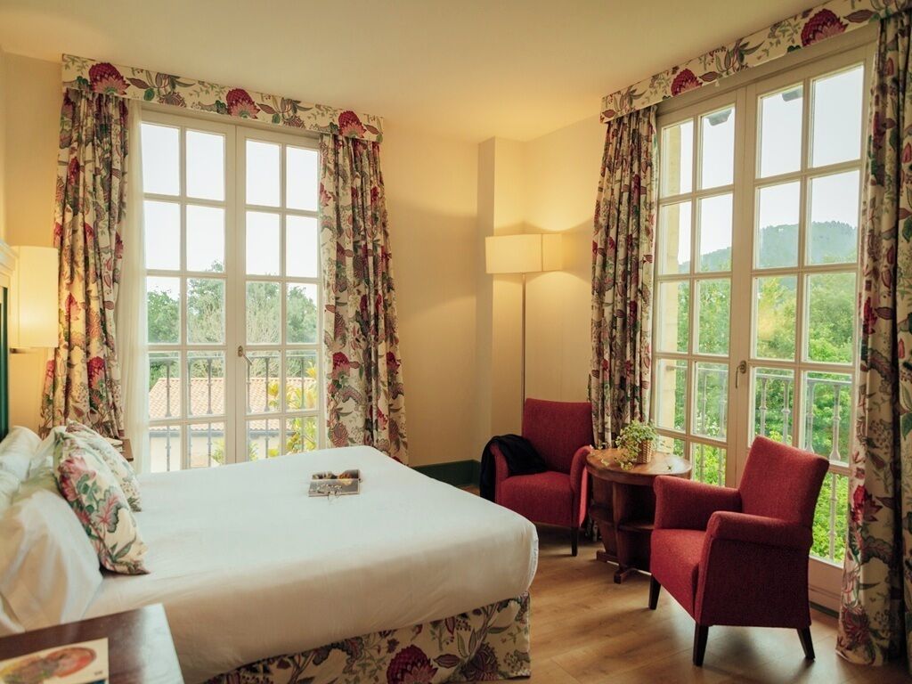 Zimmersafe, Schreibtisch, Verdunkelungsvorhänge, schallisolierte Zimmer