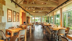 A spacious restaurant with high ceilings, large windows, and a variety of seating arrangements. - Palacio Urgoiti (Mungia)