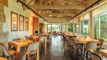 Déjeuner et dßner servis sur place, spécialités Cuisine basque