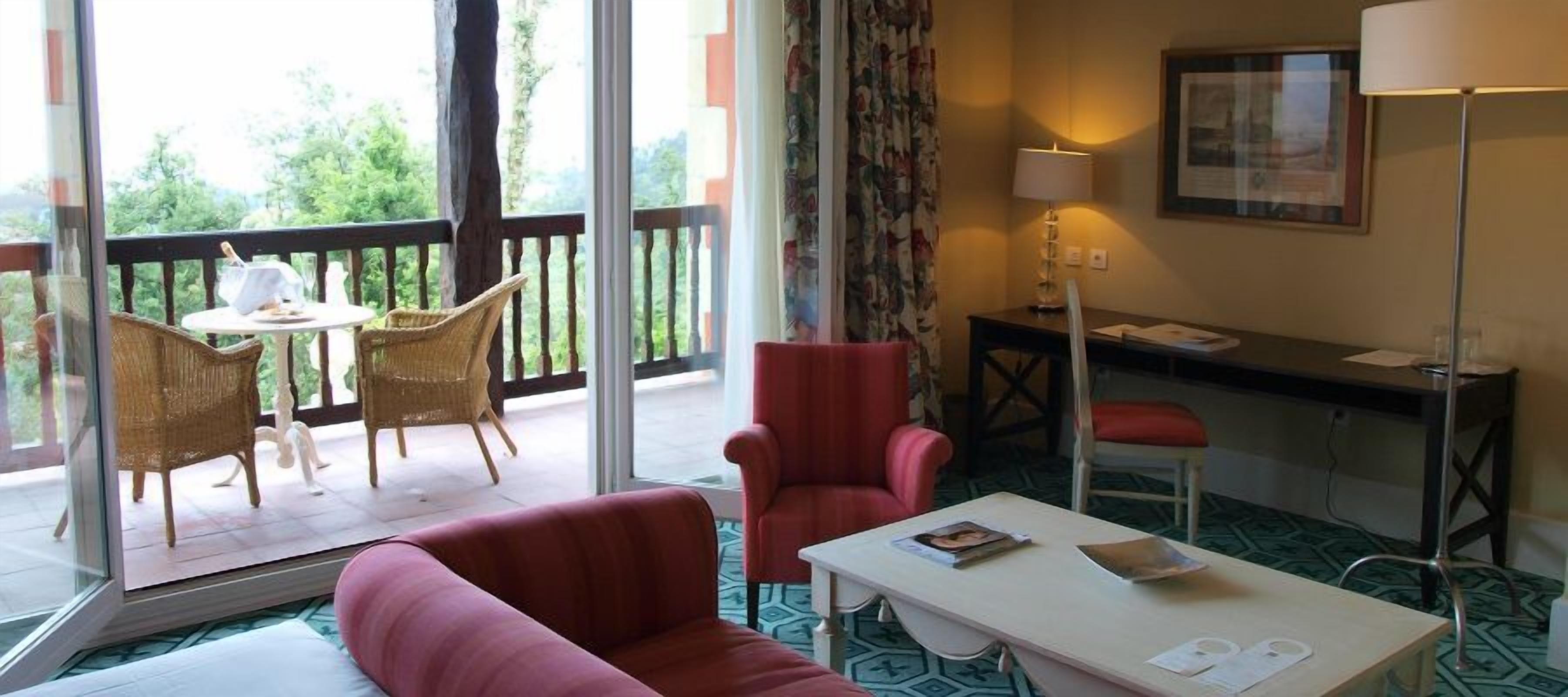 superior room, balcony | living area | flat-screen tv, dvd player