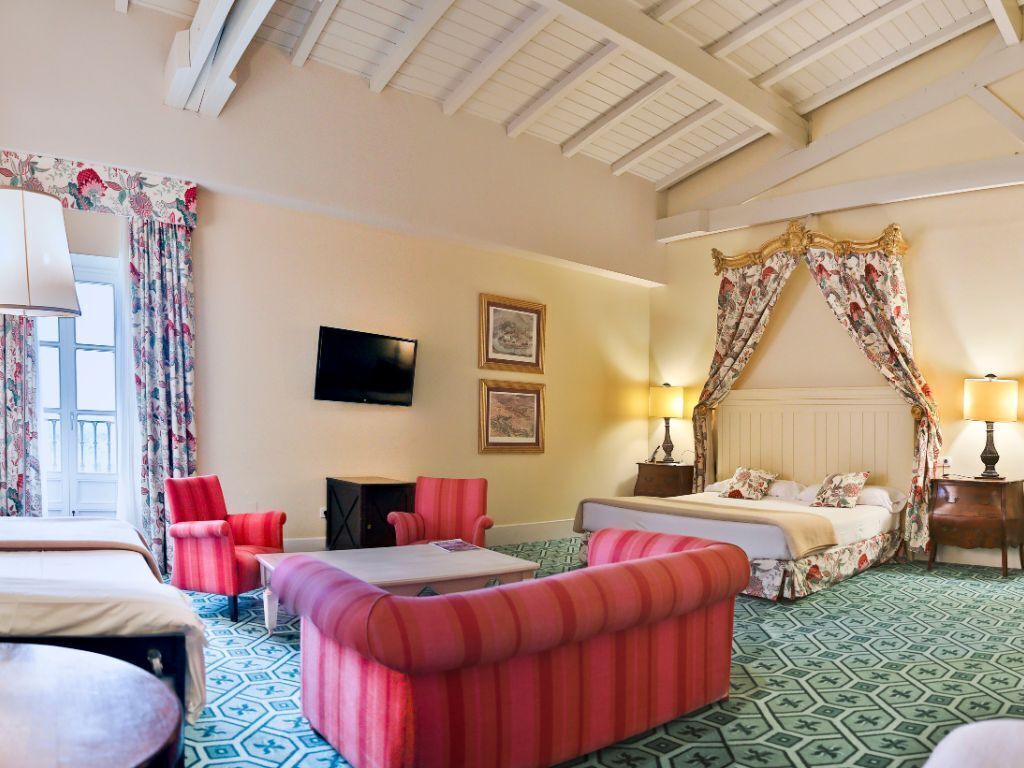 Vierbettzimmer | Zimmersafe, Schreibtisch, Verdunkelungsvorhänge, schallisolierte Zimmer