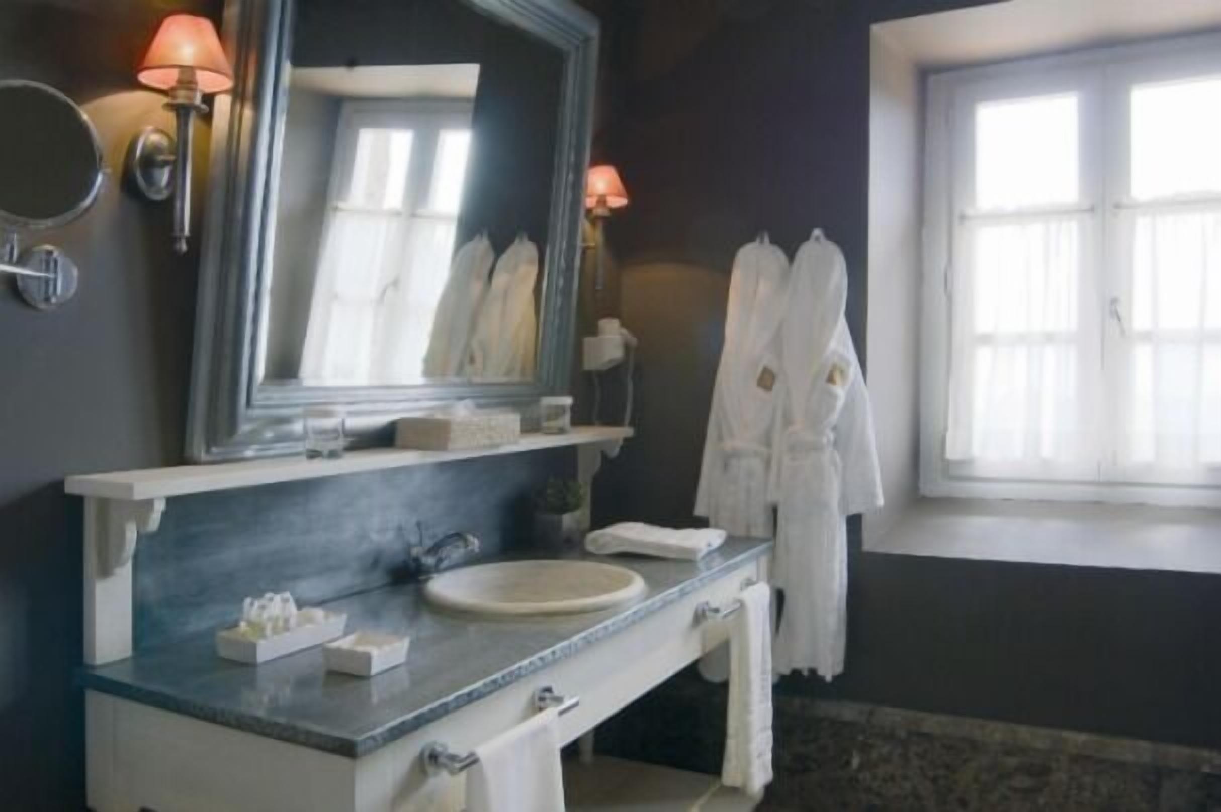 combined shower/bathtub, free toiletries, hair dryer, bidet