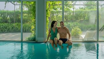 Piscine couverte, chaises longues