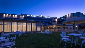 Un hôtel doté d’une terrasse et d’une façade bien éclairée.