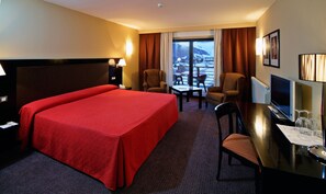 Minibar, safe på rommet, skrivebord og barnesenger (inkludert)