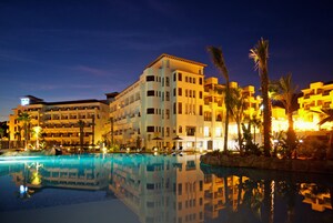 Fachada de la propiedad por la tarde o noche