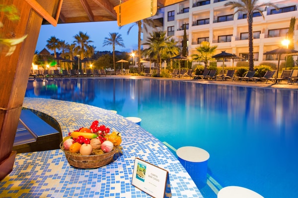 Indoor pool, 3 outdoor pools, pool umbrellas, sun loungers