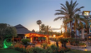 4 restaurantes; se sirve desayuno, almuerzo y cena; cocina mediterránea