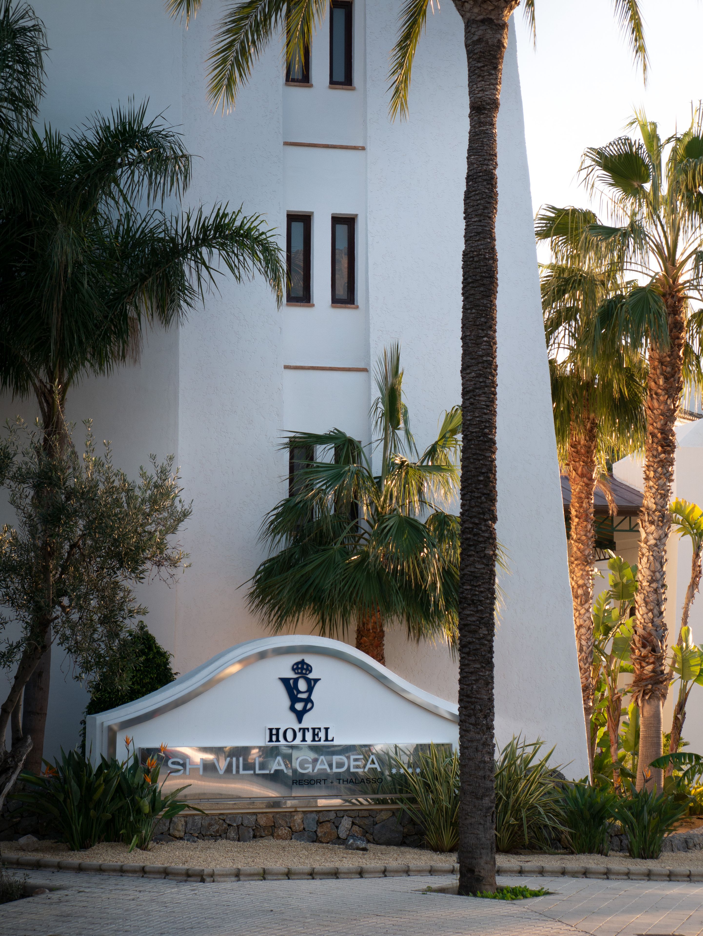 Un cartel de hotel con un logotipo y el nombre 'SHVILLA GADEA RESORT + THALASSO'.