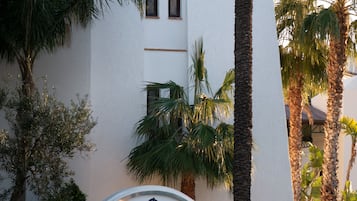 Un cartel de hotel con un logotipo y el nombre 'SHVILLA GADEA RESORT + THALASSO'.