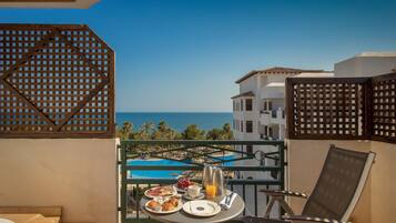 Luxe beddengoed, een minibar, een kluis op de kamer, een bureau