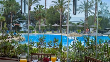 4 restaurantes; se sirven desayunos, almuerzos y cocina mediterránea