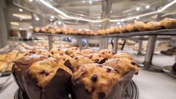 Mostrador de panadería con muffins en recipientes de papel.