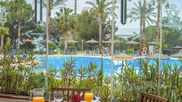 Sarapan prasmanan setiap hari (EUR 22 per orang)